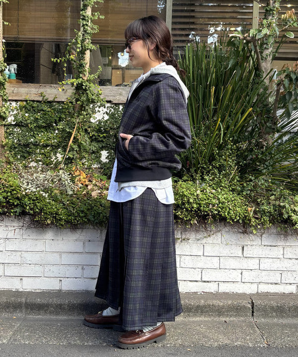 アベアミさんの「BEAMS WOMEN｜オックスフォード ボタンダウン シャツ」を使ったコーディネート