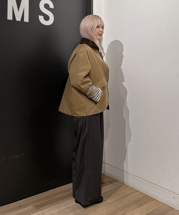 ando naoさんの「BEAMS WOMEN｜【別注】Gramicci / 2プリーツ ワイド スラックス 25FW」を使ったコーディネート