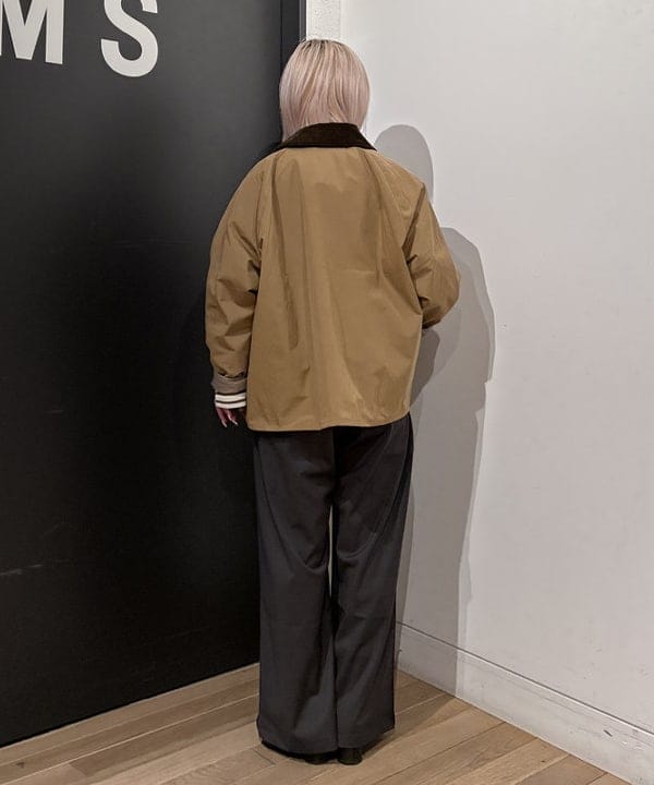 ando naoさんの「BEAMS WOMEN｜【別注】Gramicci / 2プリーツ ワイド スラックス 25FW」を使ったコーディネート