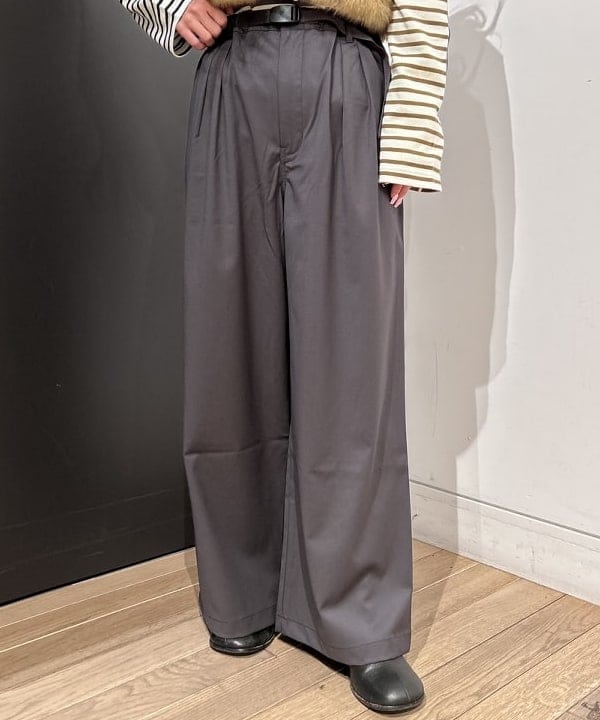 ando naoさんの「BEAMS WOMEN｜【別注】Gramicci / 2プリーツ ワイド スラックス 25FW」を使ったコーディネート