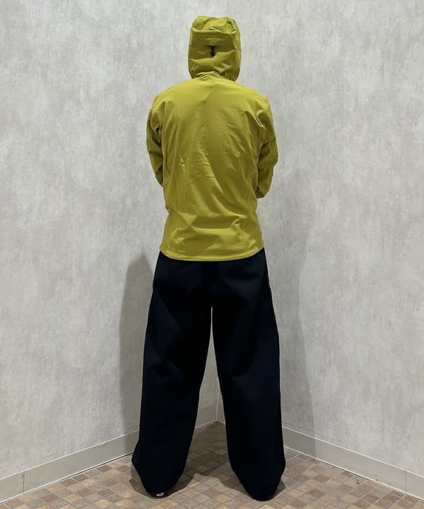 吉田 洸輝さんの「BEAMS WOMEN｜ワイドストレート ウィンドストップ スウェットパンツ」を使ったコーディネート