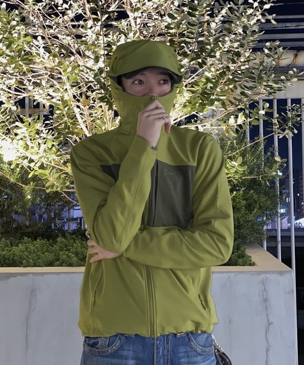 植木 竜也さんの「BEAMS WOMEN｜【EXCLUSIVE】ARC&rsquo;TERYX / Gamma MX Hoody M」を使ったコーディネート