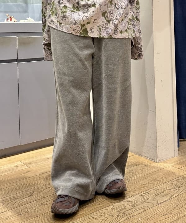ちりこさんの「BEAMS WOMEN｜ベロア ワイド スウェット パンツ」を使ったコーディネート