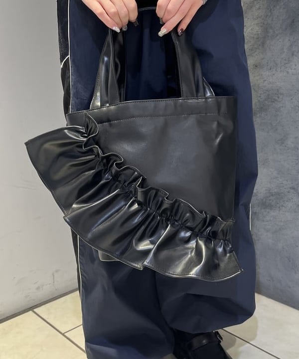 星野 真依さんの「BEAMS WOMEN｜レース キリカエ トラックパンツ」を使ったコーディネート