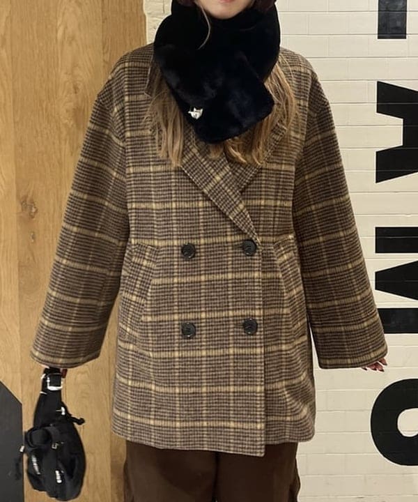 江口 息吹さんの「BEAMS WOMEN｜フェイクファー ティペット」を使ったコーディネート