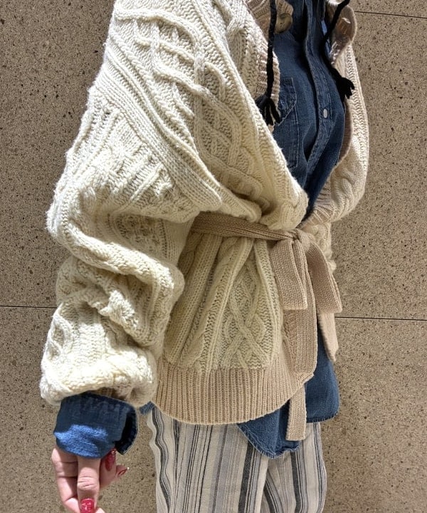 森川 夏衣さんの「BEAMS WOMEN｜3ゲージ 2トーン アラン カーディガン」を使ったコーディネート