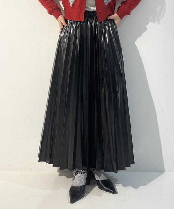 松本 佳菜子さんの「BEAMS WOMEN｜メタリックプリーツスカート」を使ったコーディネート