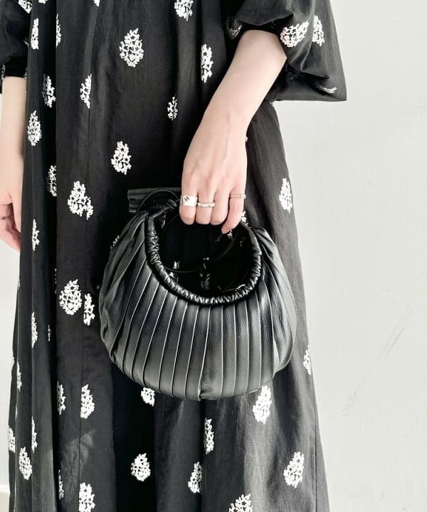 大川 美咲さんの「BEAMS WOMEN｜ne Quittez pas / ボイル フラワー ロングスリーブ ワンピース」を使ったコーディネート