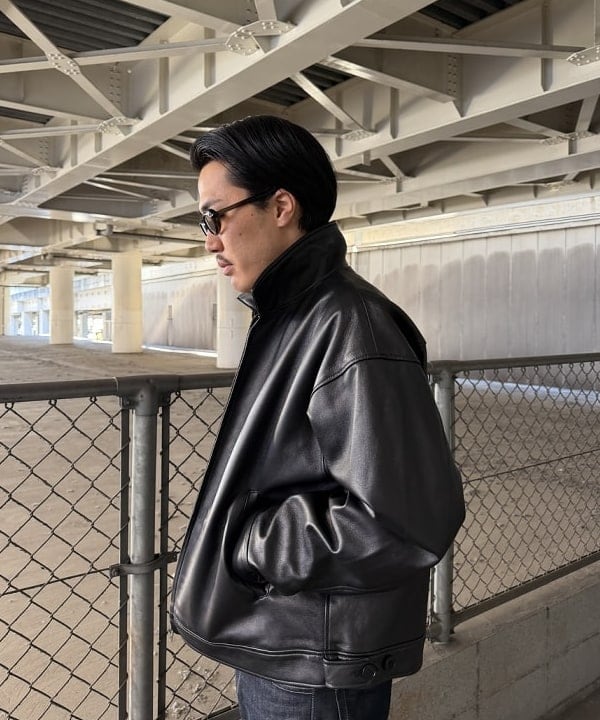 川崎 駿希さんの「BEAMS WOMEN｜ワイドフィット レザー ジップブルゾン」を使ったコーディネート