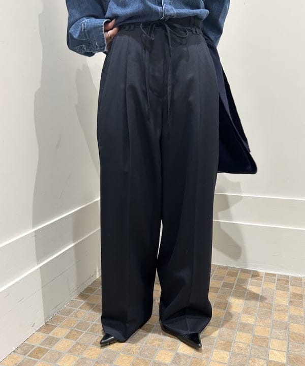 大槻 まひろさんの「BEAMS WOMEN｜ポリエステル ウール 2ループ ワイドパンツ」を使ったコーディネート