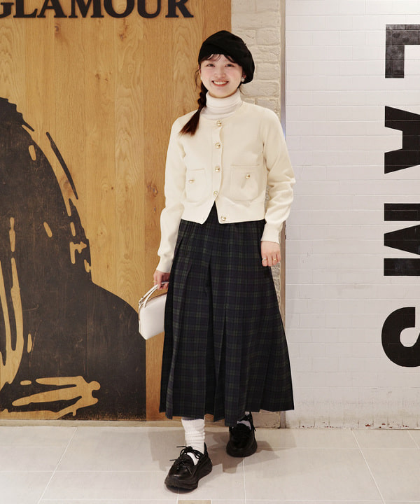 Joさんの「BEAMS WOMEN｜メタル ボタン クルーネック カーディガン」を使ったコーディネート