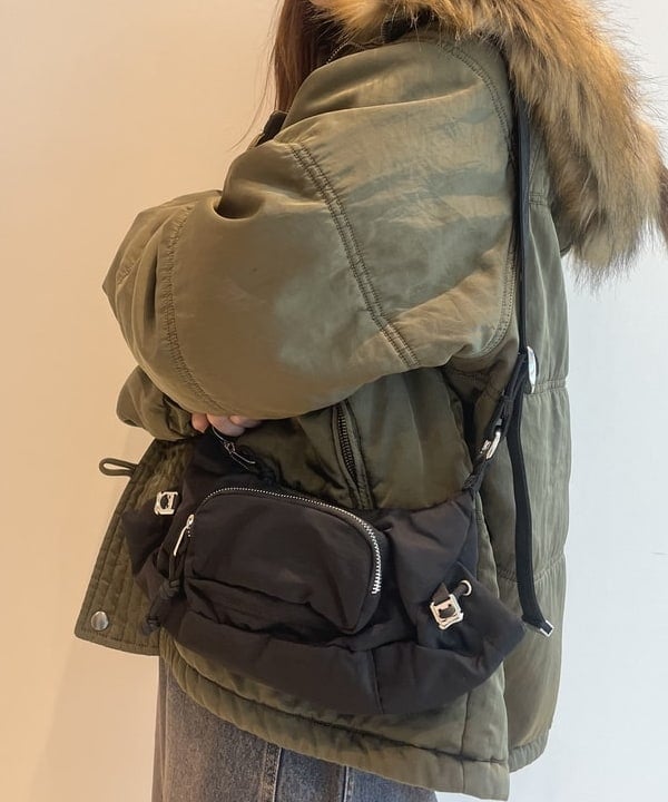 松本 佳菜子さんの「BEAMS WOMEN｜CONTROL FREAK / DOWNY ショルダーバッグ」を使ったコーディネート