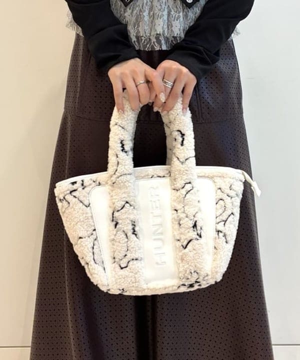 松本 佳菜子さんの「BEAMS WOMEN｜リブ シャーリング カーディガン」を使ったコーディネート