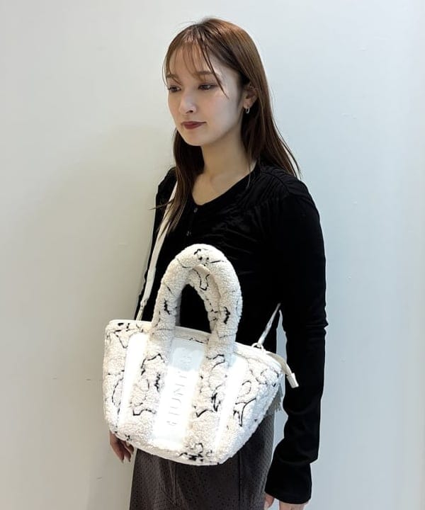 松本 佳菜子さんの「BEAMS WOMEN｜リブ シャーリング カーディガン」を使ったコーディネート