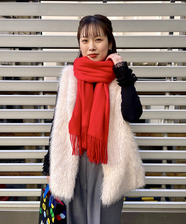 カタヤマ アヤさんの「BEAMS WOMEN｜ウェイビー フェイクファー ジレ」を使ったコーディネート