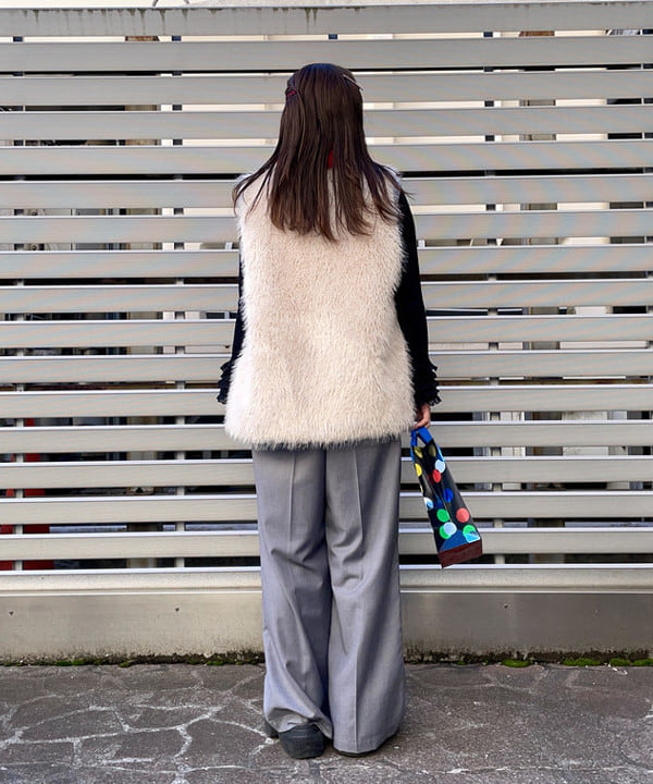 カタヤマ アヤさんの「BEAMS WOMEN｜ウェイビー フェイクファー ジレ」を使ったコーディネート