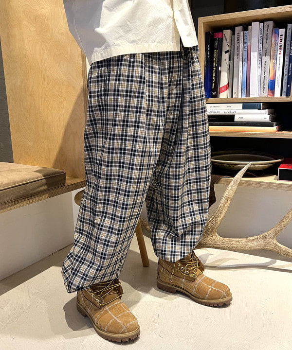 照田 拓史さんの「BEAMS WOMEN｜ワイドショートフィット ゴートレザー ジップブルゾン」を使ったコーディネート