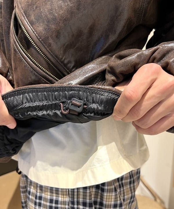 照田 拓史さんの「BEAMS WOMEN｜ワイドショートフィット ゴートレザー ジップブルゾン」を使ったコーディネート