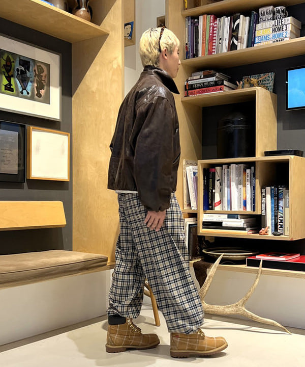 照田 拓史さんの「BEAMS WOMEN｜ワイドショートフィット ゴートレザー ジップブルゾン」を使ったコーディネート