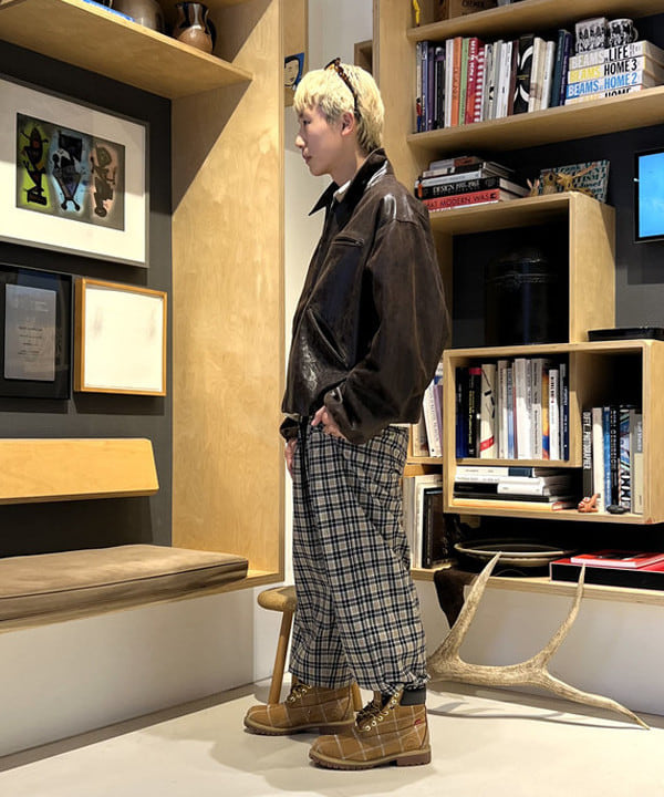 照田 拓史さんの「BEAMS WOMEN｜ワイドショートフィット ゴートレザー ジップブルゾン」を使ったコーディネート