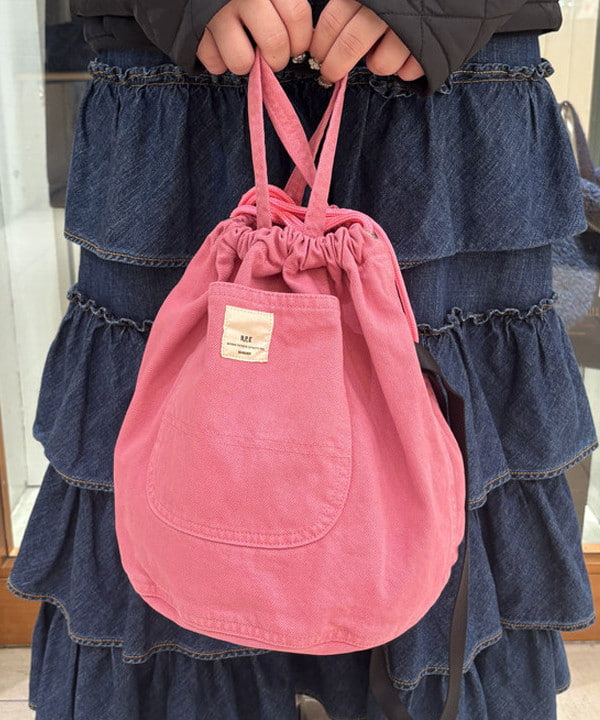 大石彩可さんの「BEAMS WOMEN｜【別注】N,P,E / ペイシェントバッグ カラー デニム M」を使ったコーディネート