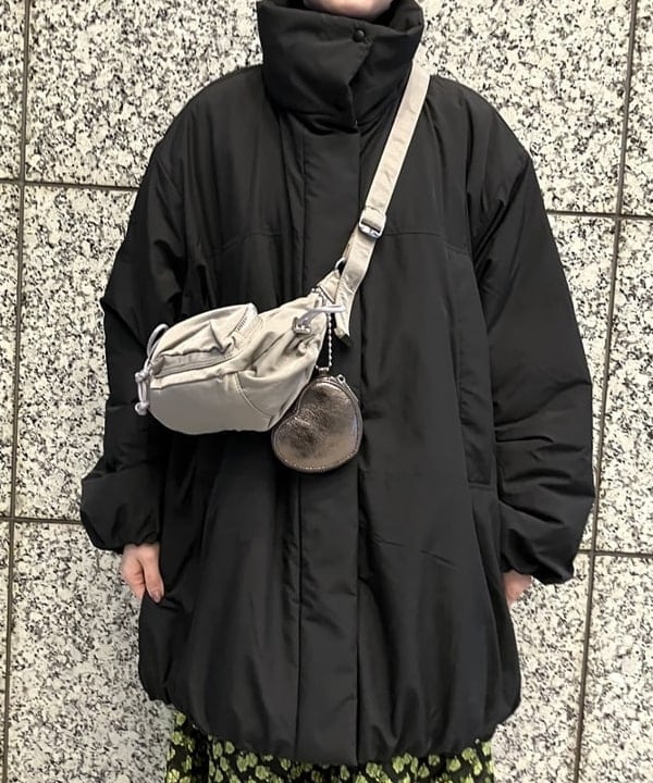 森本 理絵さんの「BEAMS WOMEN｜中綿 スタンドカラー ボリューム ブルゾン」を使ったコーディネート