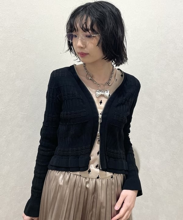加歩さんの「BEAMS WOMEN｜シャーリング ジップ Vネック カーディガン」を使ったコーディネート