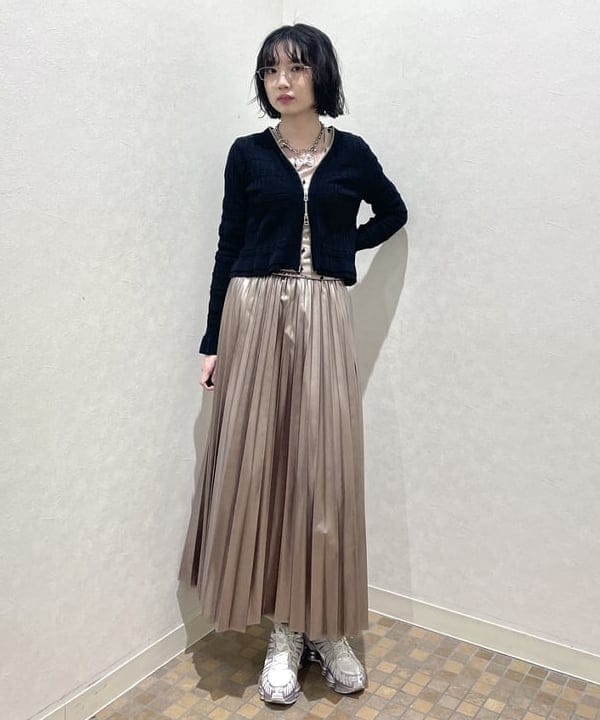 加歩さんの「BEAMS WOMEN｜シャーリング ジップ Vネック カーディガン」を使ったコーディネート