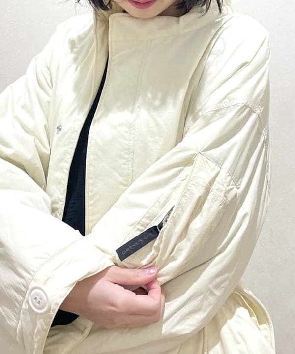 加歩さんの「BEAMS WOMEN｜シャーリング ジップ Vネック カーディガン」を使ったコーディネート