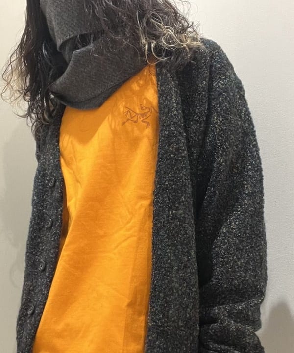 菊田 悠さんの「BEAMS WOMEN｜5ゲージ ブークレ カーディガン」を使ったコーディネート