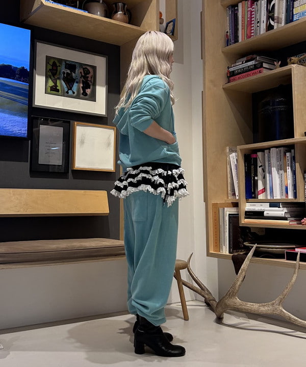 ando naoさんの「BEAMS WOMEN｜【別注】Healthknit &times; maturely / トンプキンス スウェット パンツ」を使ったコーディネート