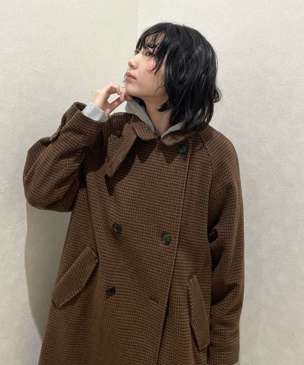 加歩さんの「BEAMS WOMEN｜スタンドカラー ダブル コート」を使ったコーディネート