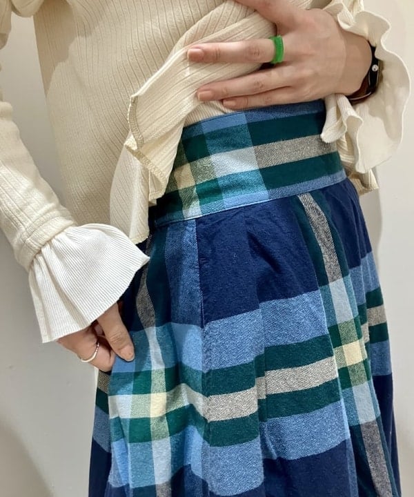 小原 もこさんの「BEAMS WOMEN｜3ゲージ 2トーン アラン カーディガン」を使ったコーディネート