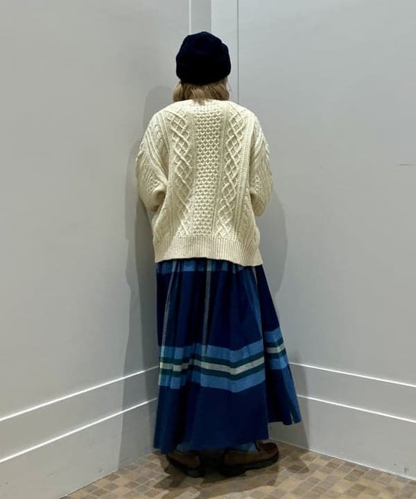 小原 もこさんの「BEAMS WOMEN｜3ゲージ 2トーン アラン カーディガン」を使ったコーディネート