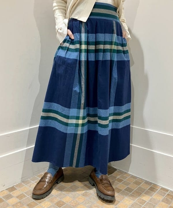 小原 もこさんの「BEAMS WOMEN｜3ゲージ 2トーン アラン カーディガン」を使ったコーディネート