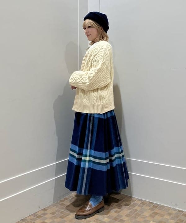 小原 もこさんの「BEAMS WOMEN｜3ゲージ 2トーン アラン カーディガン」を使ったコーディネート