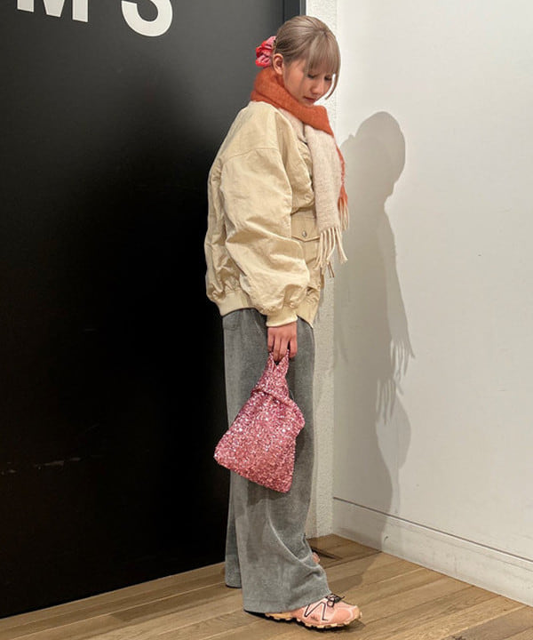 佐藤 亜美さんの「BEAMS WOMEN｜モヘヤ タッチ シアー クルーネック ニット」を使ったコーディネート