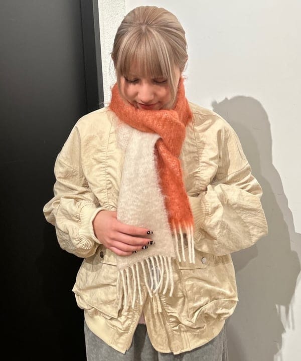 佐藤 亜美さんの「BEAMS WOMEN｜モヘヤ タッチ シアー クルーネック ニット」を使ったコーディネート