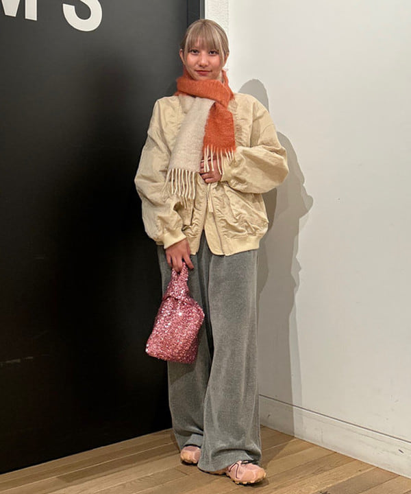 佐藤 亜美さんの「BEAMS WOMEN｜モヘヤ タッチ シアー クルーネック ニット」を使ったコーディネート