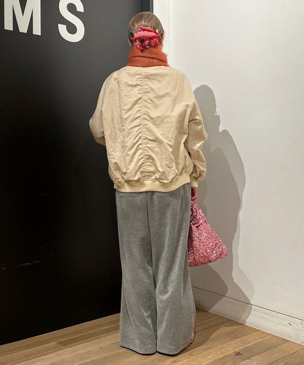 佐藤 亜美さんの「BEAMS WOMEN｜モヘヤ タッチ シアー クルーネック ニット」を使ったコーディネート