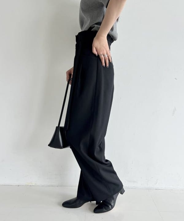 中丸　栞さんの「BEAMS WOMEN｜ベルテッド カルゼ パンツ」を使ったコーディネート