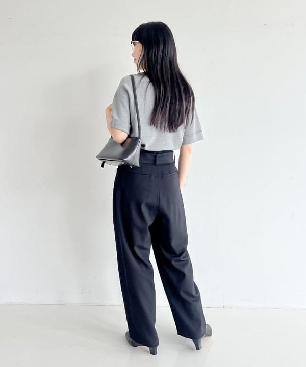 中丸　栞さんの「BEAMS WOMEN｜ベルテッド カルゼ パンツ」を使ったコーディネート