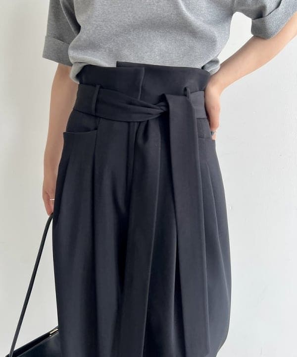 中丸　栞さんの「BEAMS WOMEN｜ベルテッド カルゼ パンツ」を使ったコーディネート