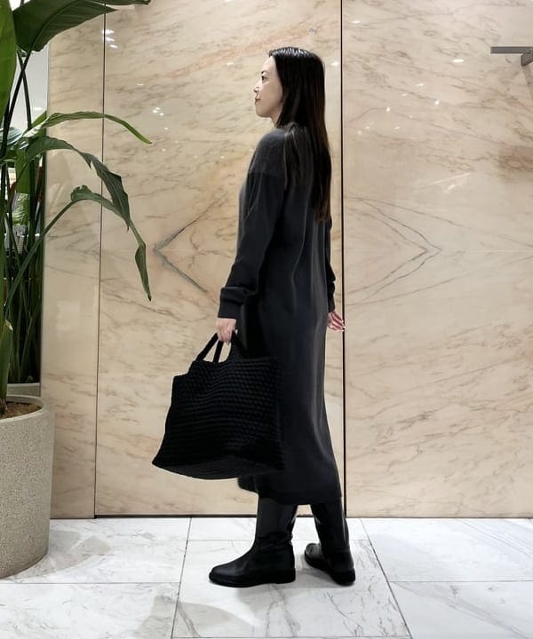 関 桂子さんの「BEAMS WOMEN｜フラッフィ クルーネック ニット ワンピース」を使ったコーディネート