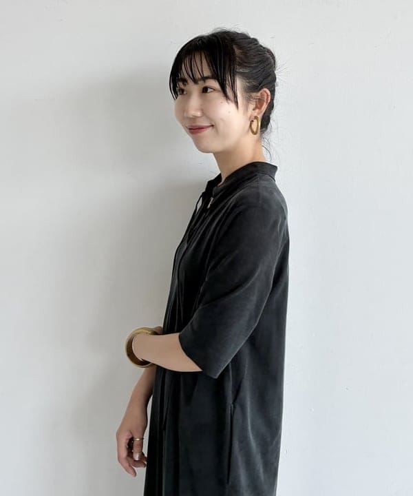 中丸　栞さんの「BEAMS WOMEN｜2WAY キュプラ カットワンピース」を使ったコーディネート