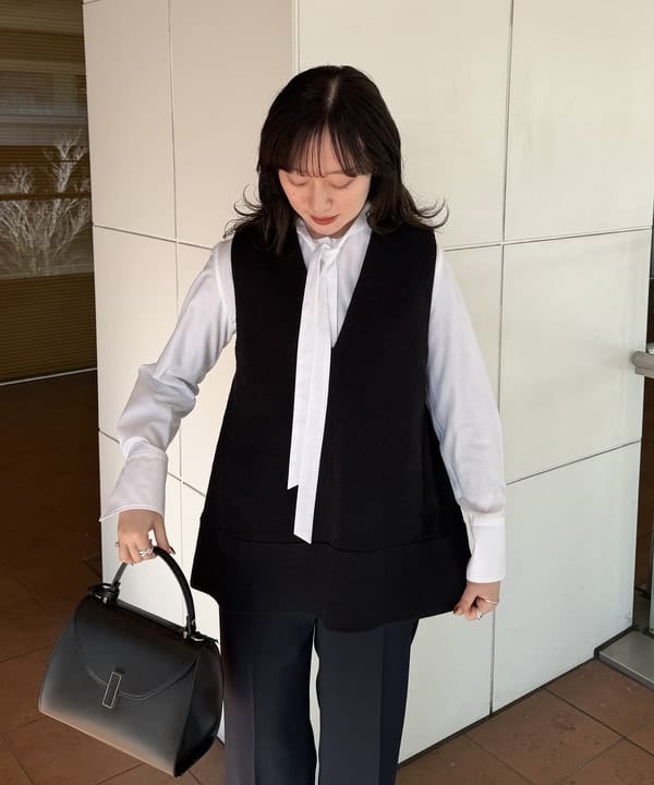 大浦 栞さんの「BEAMS WOMEN｜【別注】GIANNI NOTARO / フラップ ハンドバッグ」を使ったコーディネート