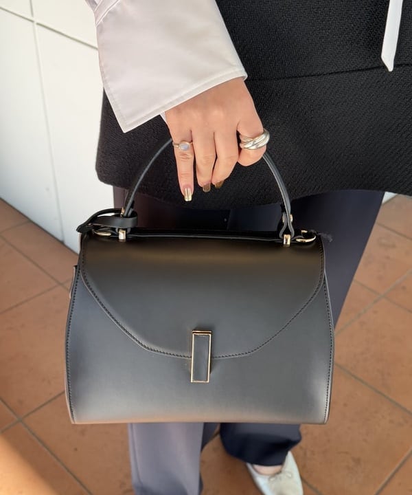 大浦 栞さんの「BEAMS WOMEN｜【別注】GIANNI NOTARO / フラップ ハンドバッグ」を使ったコーディネート