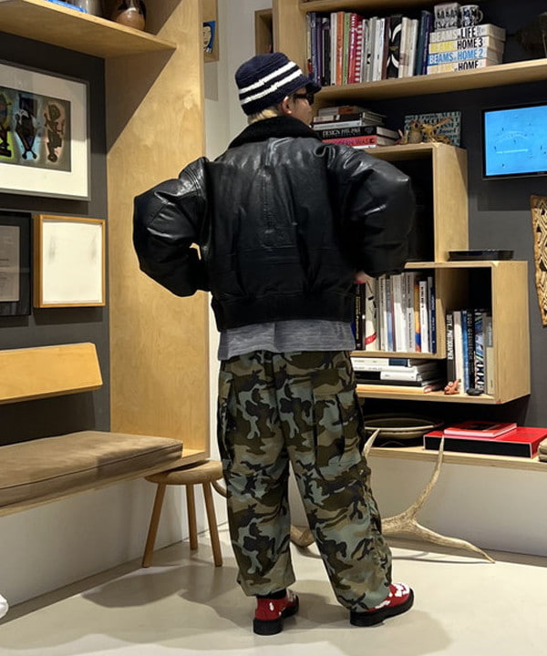 照田 拓史さんの「BEAMS WOMEN｜ワイドショートフィット G-1 シープレザー ダウンジャケット」を使ったコーディネート