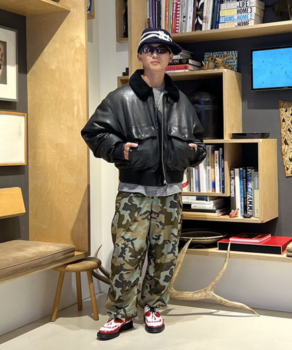 照田 拓史さんの「BEAMS WOMEN｜ワイドショートフィット G-1 シープレザー ダウンジャケット」を使ったコーディネート