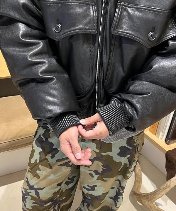 照田 拓史さんの「BEAMS WOMEN｜ワイドショートフィット G-1 シープレザー ダウンジャケット」を使ったコーディネート